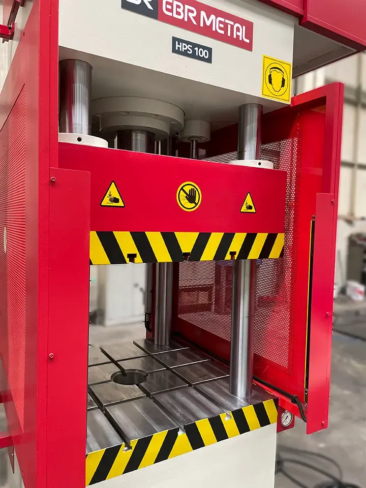 Cylinder and guiding system of 100 ton column-type hydraulic press