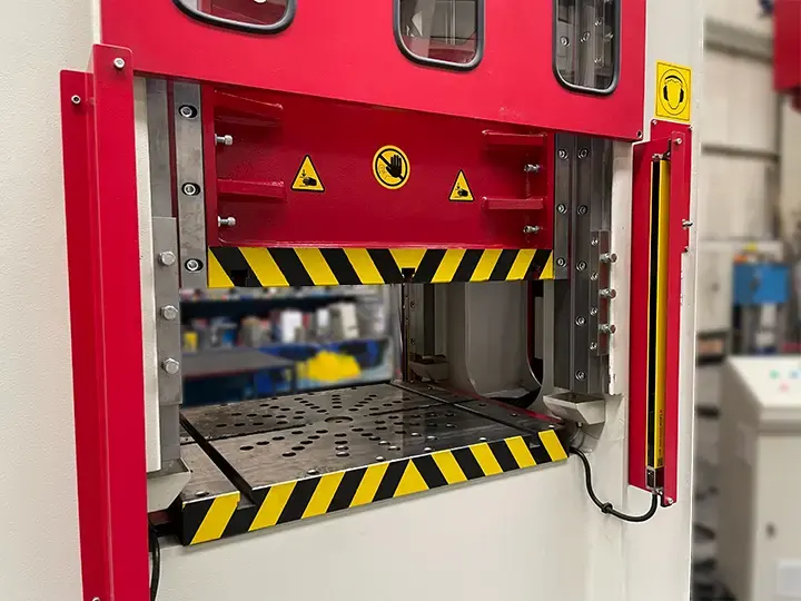 Safety barrier and guided table of 200 ton H-type hydraulic deep drawing press