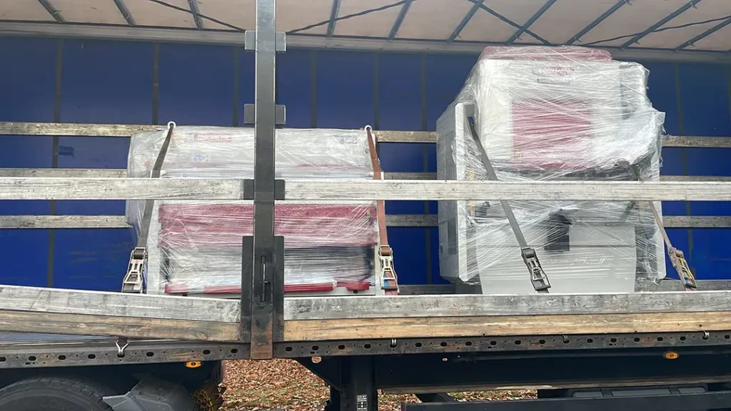 Hydraulic press brake and shearing machine being loaded for shipment to Netherlands dealer – EBR METAL export Operation