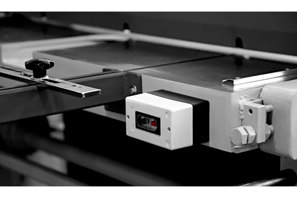 GMM front controls and sheet holding arms