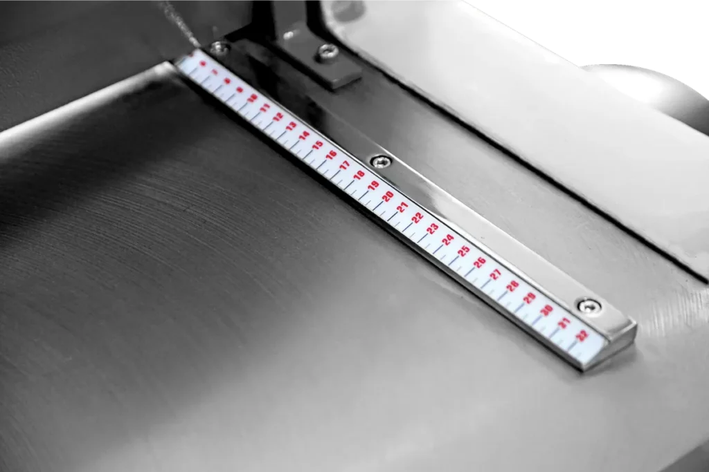 GMM squaring arm with ruler for sheet positioning