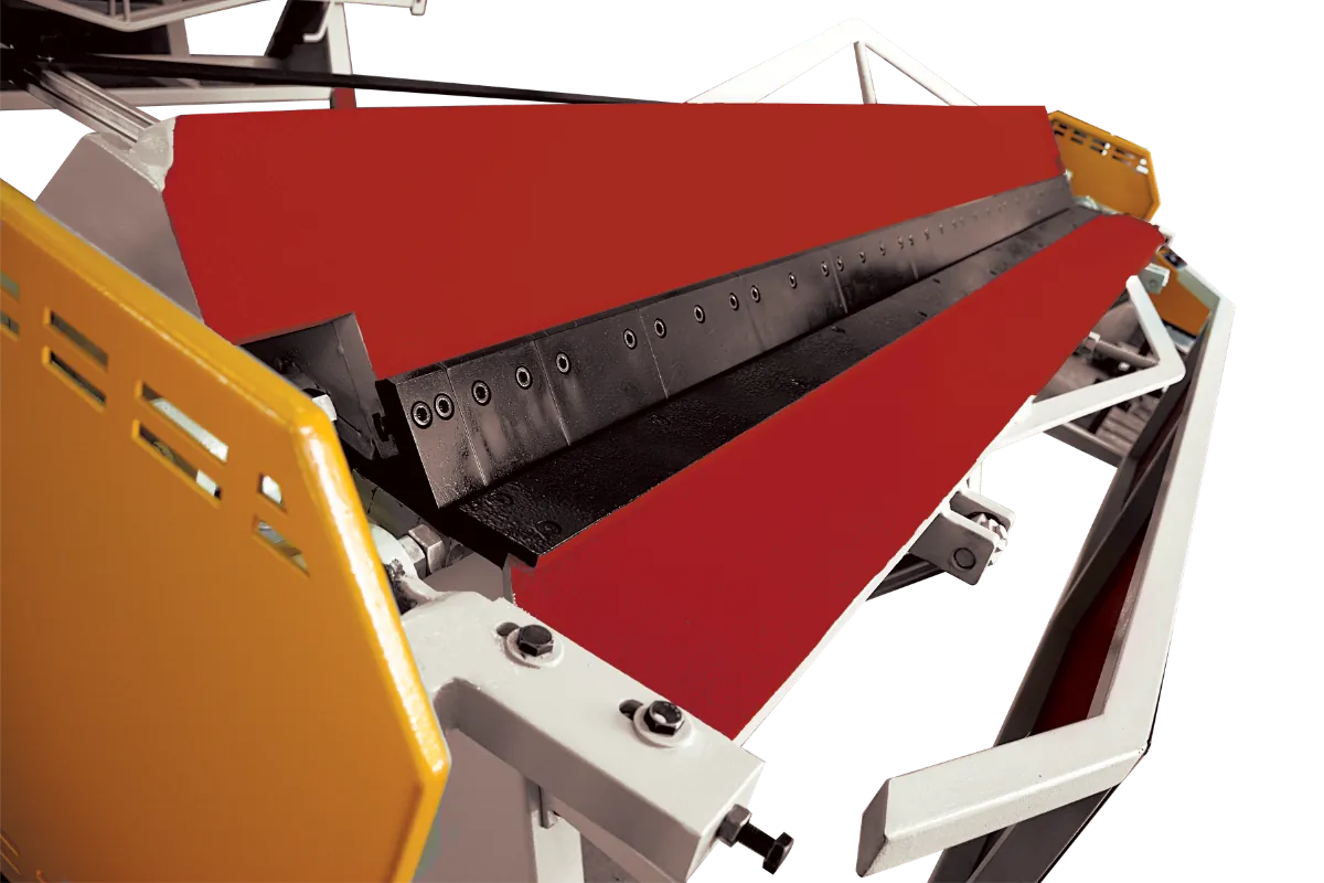 Segmented upper blades on a CHM hydraulic folding machine