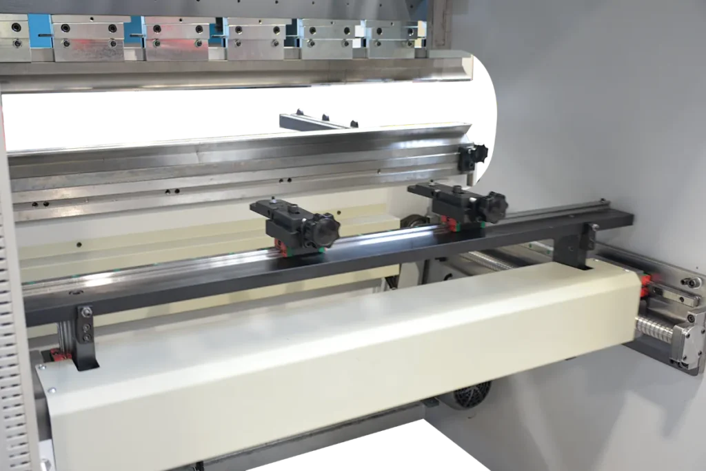 Backgauge fingers for positioning sheet metal on an EDBM press brake