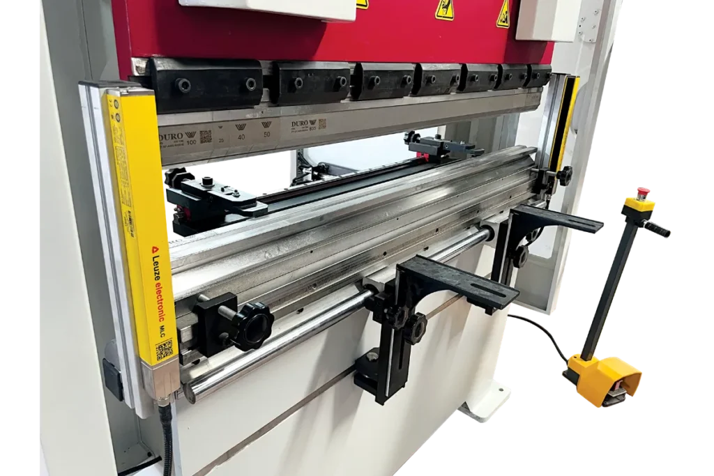 Movable front support arms on the EDBM hydraulic press brake