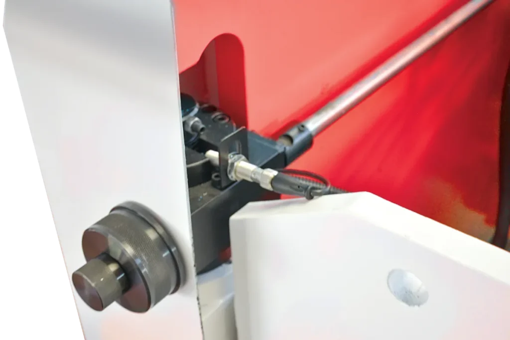 Motorized Y-axis angle adjustment mechanism on an EDBM NC press brake
