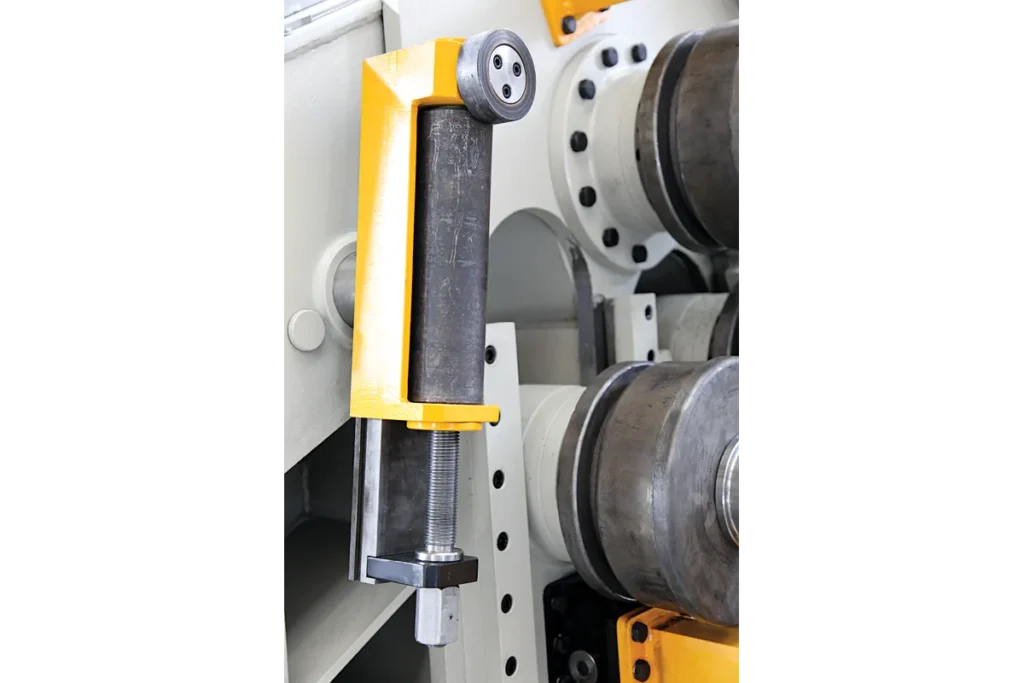 Hydraulic guide roll on a PBH 4V.