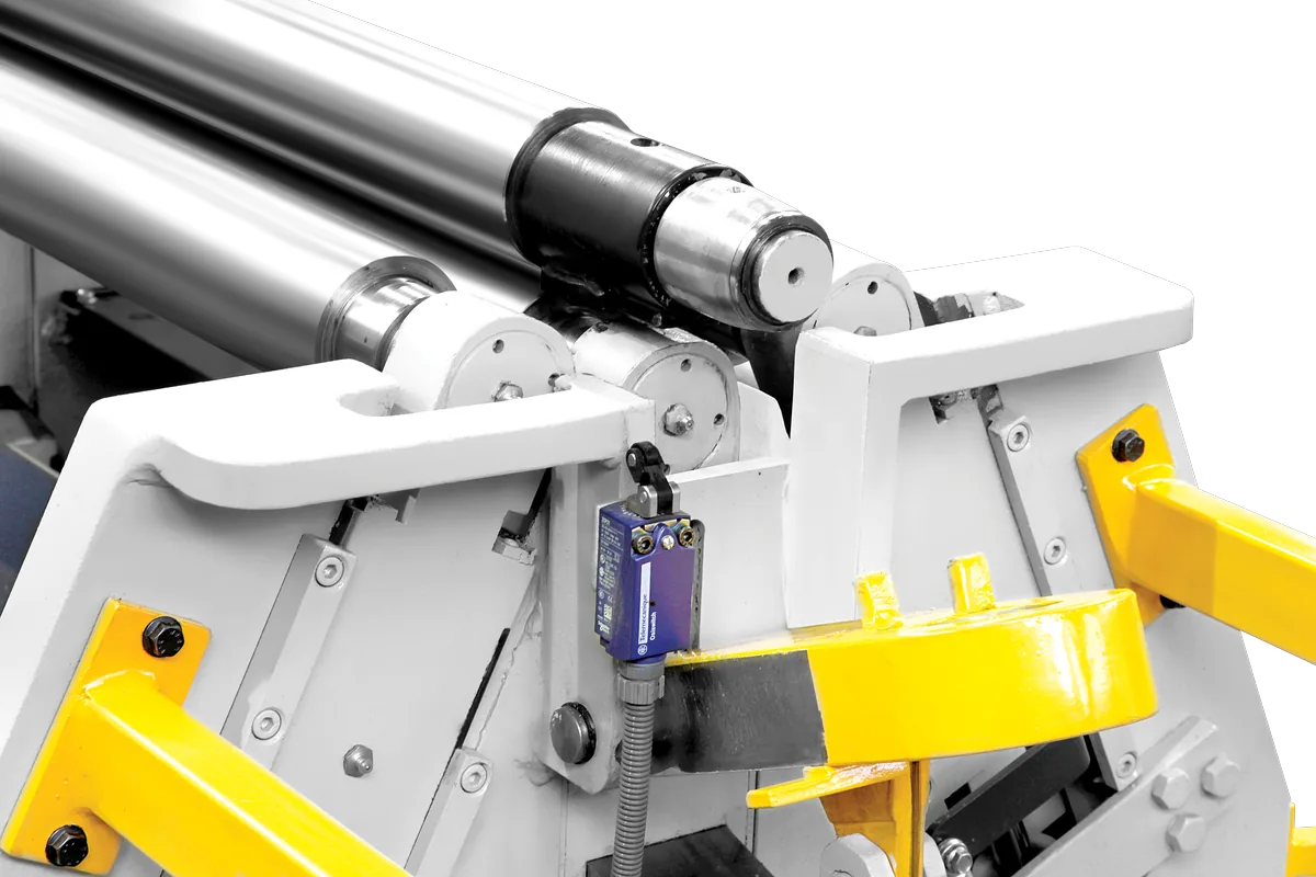 Hydraulic drop-end of a 4V HMR 4-roll plate bending machine.