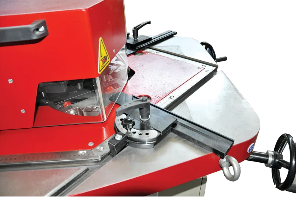 Angle adjustment and stops on the T-slot table of the HCN 9.