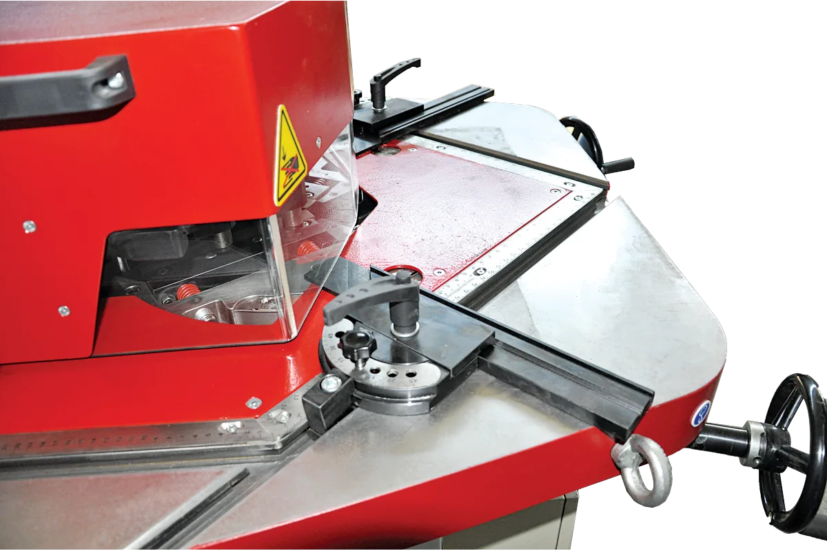 Angle adjustment and stops on the T-slot table of the HCN 9.