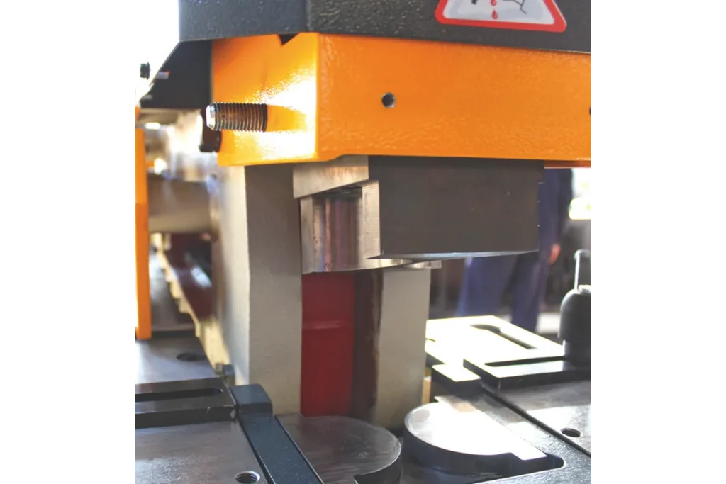 Optional tool for radius cutting of flat bar on the HSW.