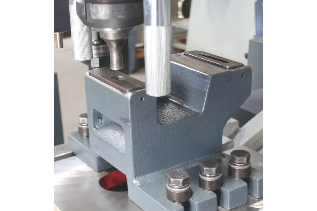 Optional tool for notching IPN and UPN beams on the HSW.