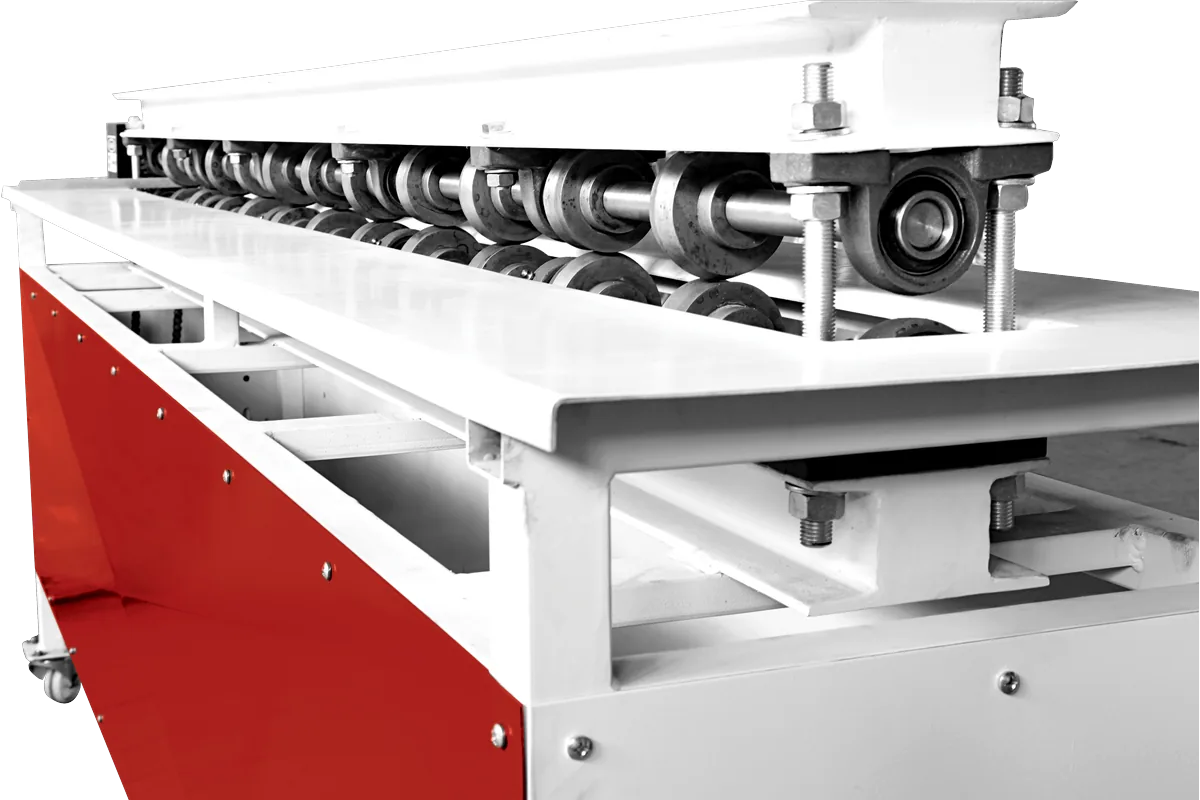 Top and bottom bead rolls of the LPM duct beading machine.